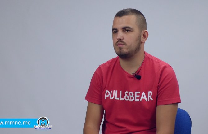 Bjelopoljski pjevač Dino Puzović sa 16 počeo da zarađuje od pjevanja:Trudite se, ništa ne pada s neba(VIDEO)