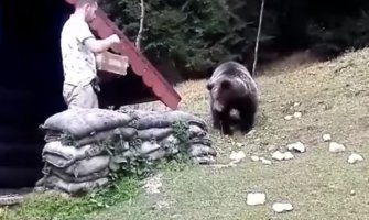 Medvjed svaki dan dolazi na ručak pred restoran na Igmanu (VIDEO)