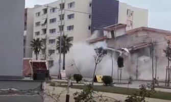 Albanija: Kontrolisanom eksplozijom srušena oštećena šestospratnica (VIDEO)