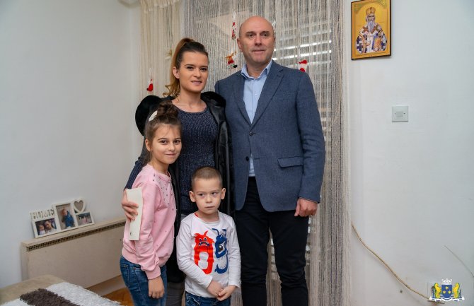 Carević donirao novembarsku platu samohranoj majci iz Budve