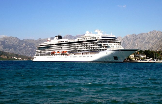 Sve više turista stiže u Crnu Goru brodovima i avionima