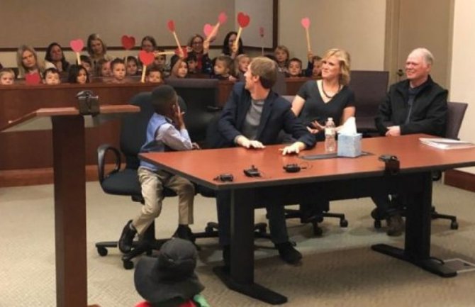 Petogodišnji dječak pozvao sve drugare iz vrtića da prisustvuju njegovom usvajanju na sudu
