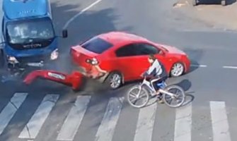 Pogledajte kakav sudar je preživio biciklista (VIDEO)
