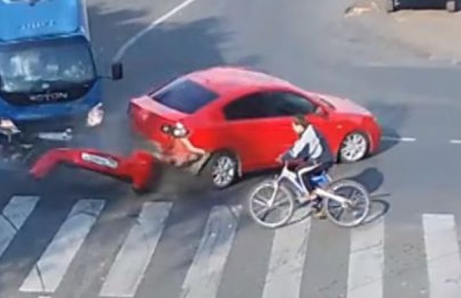Pogledajte kakav sudar je preživio biciklista (VIDEO)