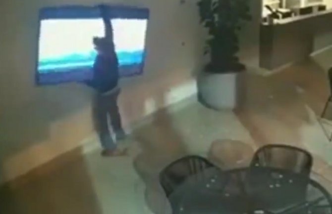 Smotani lopovi pokušali da ukradu TV iz lokala, a onda je nastao haos (VIDEO)