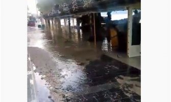 Jaka plima na Jadranu, voda se izlila na obalu (VIDEO)