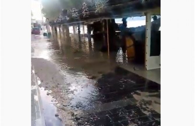 Jaka plima na Jadranu, voda se izlila na obalu (VIDEO)