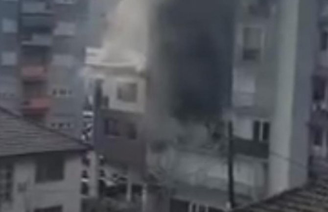 Plinska boca pukla u zgradi, mladić počeo da gori komšije mu pomogle(VIDEO)