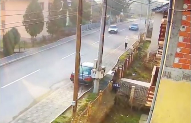 Pogledajte snimak: Nekoliko sekundi dijelilo pješaka od sigurne smrti (VIDEO)