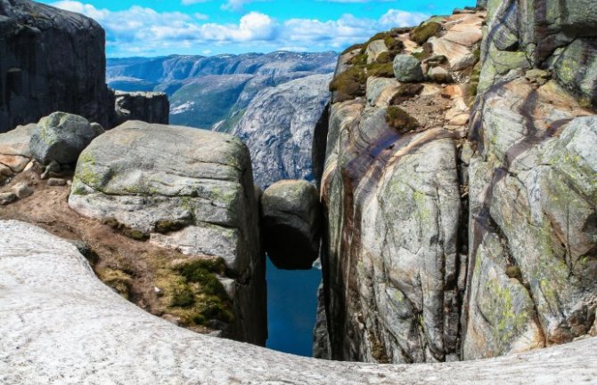 Samo za hrabre: Kamen zaglavljen između dvije stijene na 1.000 metara visine iznad provalije (FOTO) (VIDEO)