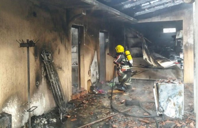 Požar u PG: Vatra zahvatila prizemlje, pomoćni objekat i garažni prostor