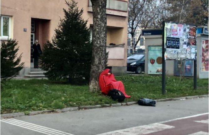 Dirljiv prizor: Migrant pored drveta u vreći za spavanje utonuo u san