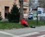 Dirljiv prizor: Migrant pored drveta u vreći za spavanje utonuo u san