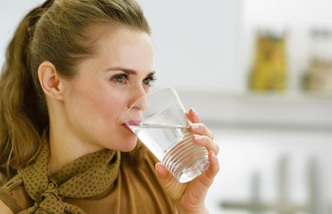 Čaša tople vode poboljšava varenje i čisti organizam od toksina