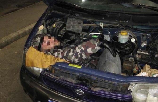 Migranta pronašli ispod haube automobila