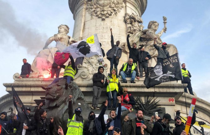 Sukobi u Parizu: Suzavci, Molotovljevi kokteli, nema struje (VIDEO)