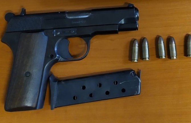 Nikšićanin uhapšen u Kotoru zbog oružja u ilegalnom posjedu 