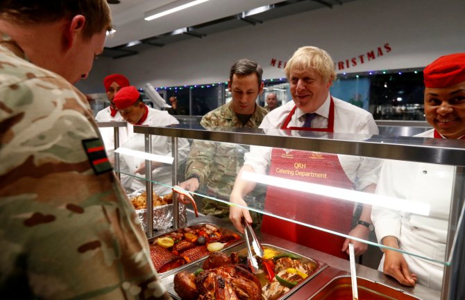 Boris Džonson služio vojnicima božićni ručak