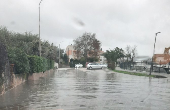 Zbog porasta nivoa vode zatvorene dvije ulice u Kalimanju i šetalište u Donjoj Lastvi
