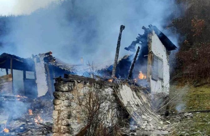 Bijelo Polje: U požaru u Mojstiru izgorjela kuća 