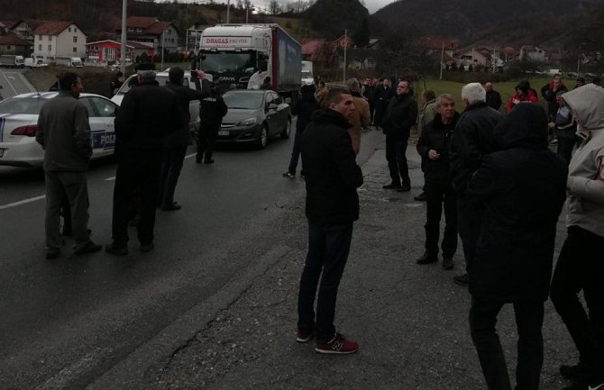 Građani blokirali put Berane-Bijelo Polje, kilometarske kolone