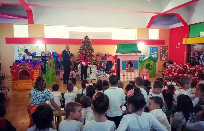 Cetinje: Predškolci dobili poklon paketiće