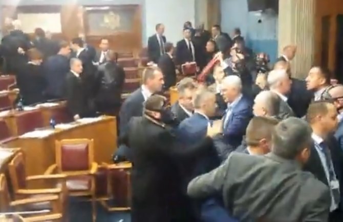 Incidenti u Parlamentu: Pokušaj fizičkog obračuna, bačena petarda, poslanici DF-a sprovedeni u policiju(VIDEO)