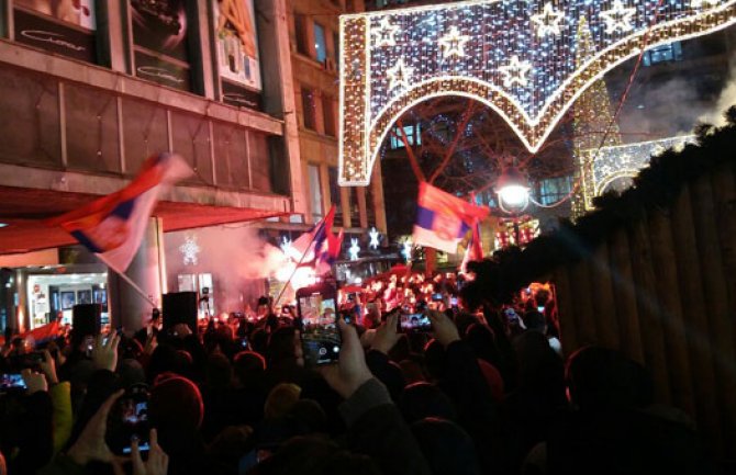 Studenti protestovali ispred crnogorske ambasade u Beogradu, pjevali Crna Gora i Srbija - to je jedna familija 