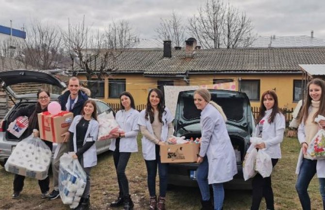 BA: Studenti Medicinskog fakulteta akcijom obezbijedili paketiće za djecu i namirnice za ugrožene porodice