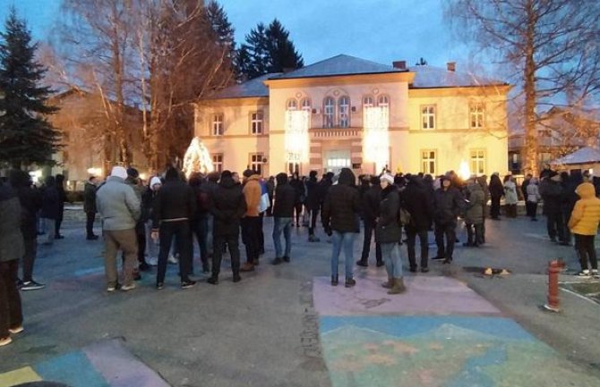 Oko hiljadu građana Berana prošetalo od centra do manastira Đurđevi stupovi u znak protesta
