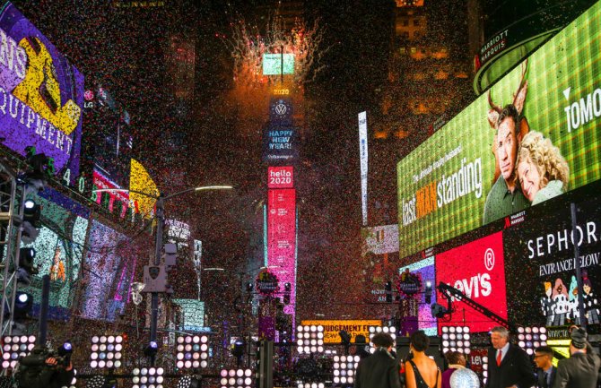Njujork: Više od milion ljudi dočekalo tradicionalno Novu godinu, spektakularan vatromet obilježio i ovu proslavu (VIDEO)