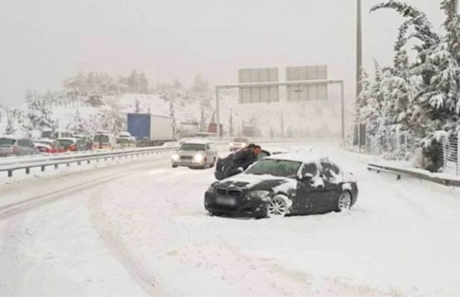 Greške i propusti: Zbog sniježne blokade autoputa smijenjen komandir Saobraćajne policije