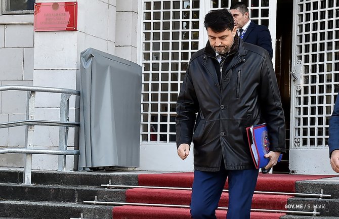 Ambasador Srbije osudio paljenje crnogorske zastave, odbio da primi protestnu notu