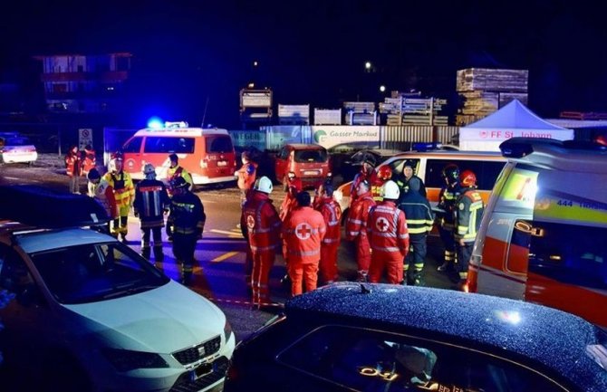 Na grupu od 17 ljudi naletio automobil: 6 turista poginulo