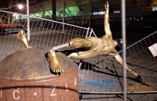 Vandali uništili bronzani kip Ibrahimovića u Malmeu