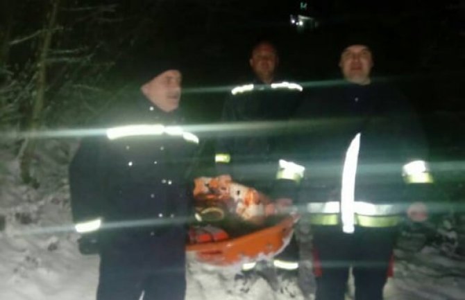 Uspješna akcija bjelopoljskih vatrogasaca,  bolesnu ženu na nosilima nosili niz Obrov do vozila 