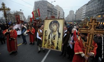 Litija i moleban u Beogradu:  Mladići u srpskoj i crnogorskoj nošnji nosili ikonu Bogorodice