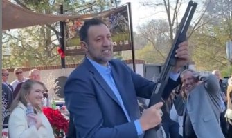 Usred Amerike grmjeli pucnji: Divac pucao iz sačmare na Božić (VIDEO)