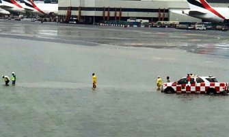 Kiša potopila Dubai: Mnogi putevi i tuneli poplavljeni, otkazani letovi (VIDEO)