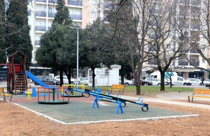 I najmlađi sugrađani u Ulici Serdara Jola Piletića dobili novo igralište