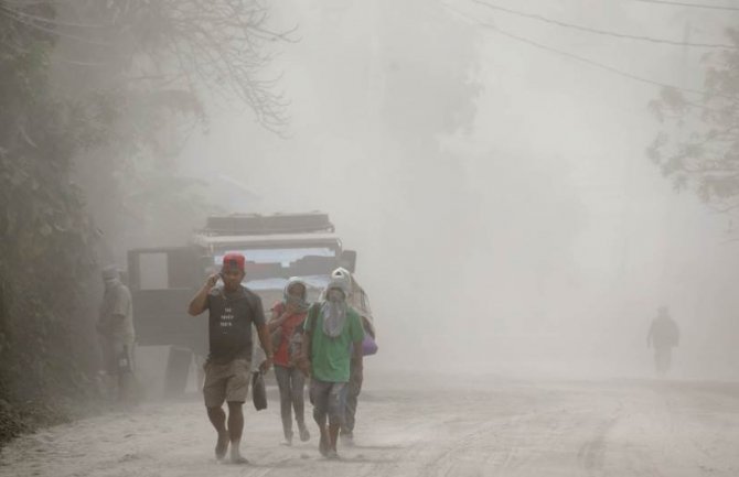 Lava izbija iz vulkana na Filipinima, pepeo se širi ka Manili