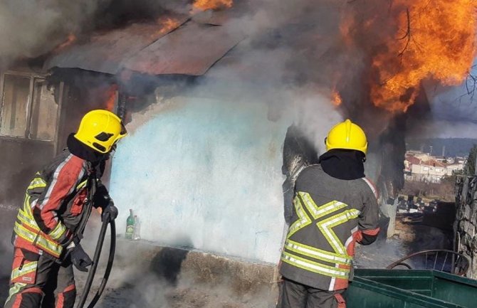Podgorica: Požar na kući, gašenje otežavali nepropisno parkirani automobili