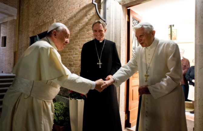 Penzionisani papa Benedikt XVI povlači svoj potpis iz sporne knjige o celibatu 