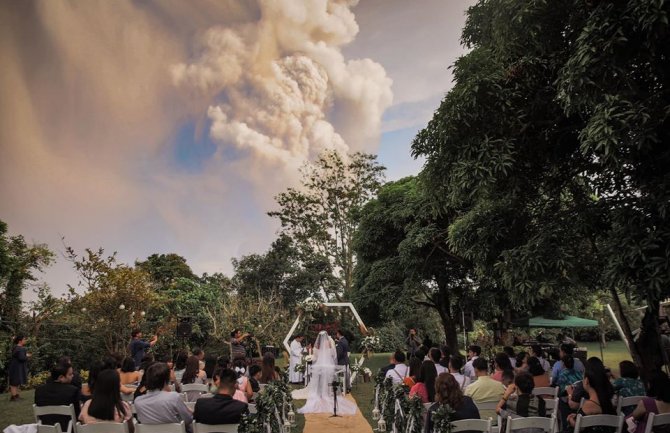 Jedinstvene fotografije: Vjenčali se s aktivnim vulkanom u pozadini