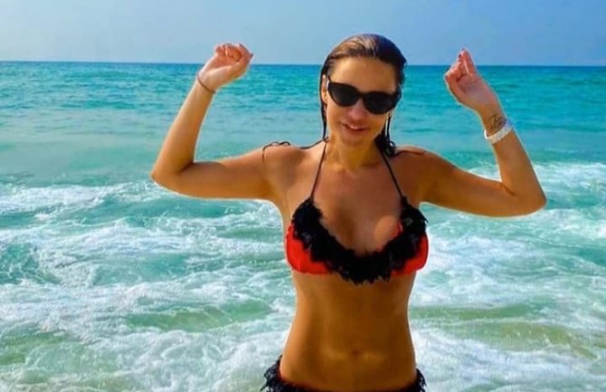Ana Nikolić izgleda kao nekada: Zapalila Instagram fotkom sa plaže (FOTO)