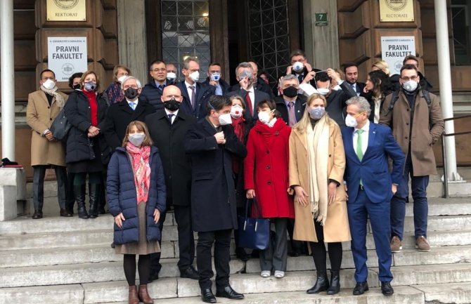  Sarajevo: Ambasadori došli na sastanak o zagađenju sa gas maskama