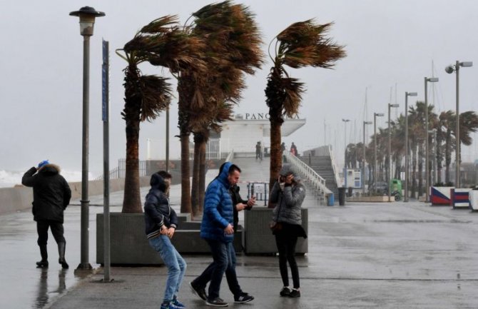 Španiju pogodila oluja praćena vjetrovima i snijegom, tri osobe stradale (VIDEO)