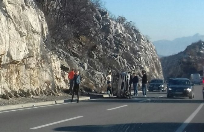 Udes na putu Cetinje-Podgorica: Prevrnulo se vozilo, povrijeđena jedna osoba