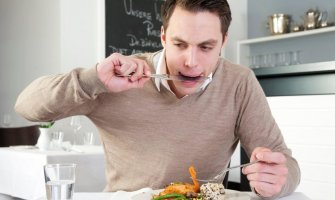 Neoženjeni muškarci koji jedu sami imaju loše zdravlje