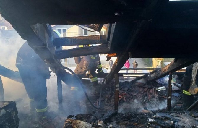 Nikšić: Požar u stambenoj zgradi, pričinjena velika materijalna šteta